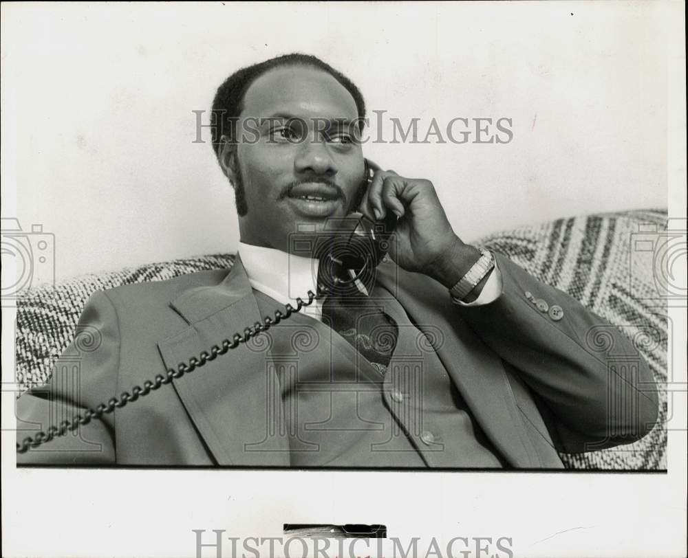 1978 Press Photo Olympic gold medal hurdler Rod Milburn on the phone - hps17015 - Historic Images