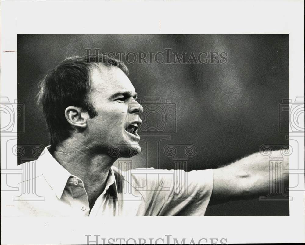 1984 Press Photo Houston Oilers football coach Hugh Campbell shouts during game - Historic Images