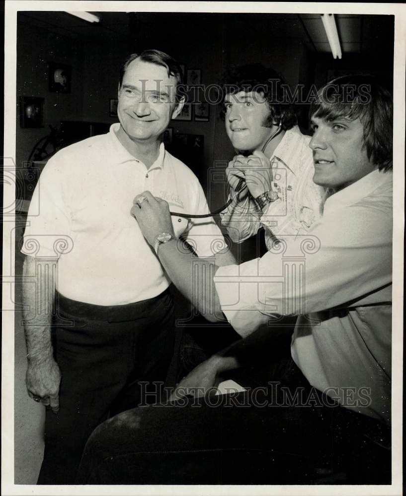 1972 Press Photo Houston Oilers Lynn Dickey &amp; Dan Pastorini, trainer Bobby Gunn - Historic Images