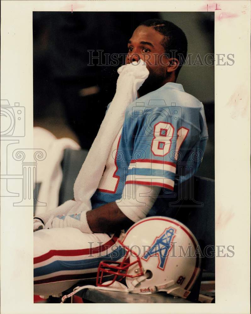 1988 Press Photo Houston Oilers Football Player Ernest Givins Recovers on Bench - Historic Images