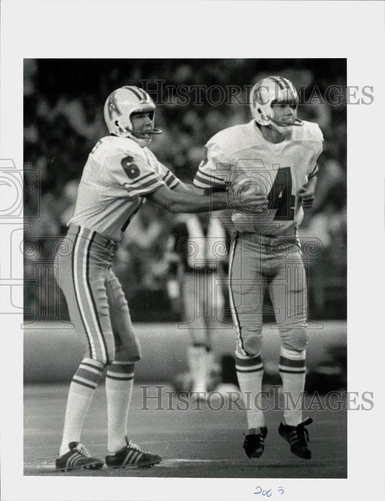 1983 Press Photo Houston Oilers kicker Florian Kempf celebrates field goal- Historic Images