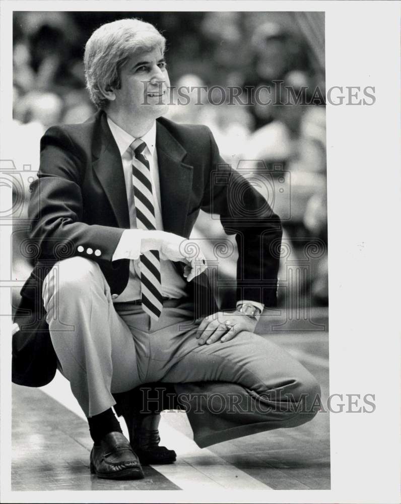 1981 Press Photo Houston Rockets Basketball Coach Del Harris Kneels on Court- Historic Images