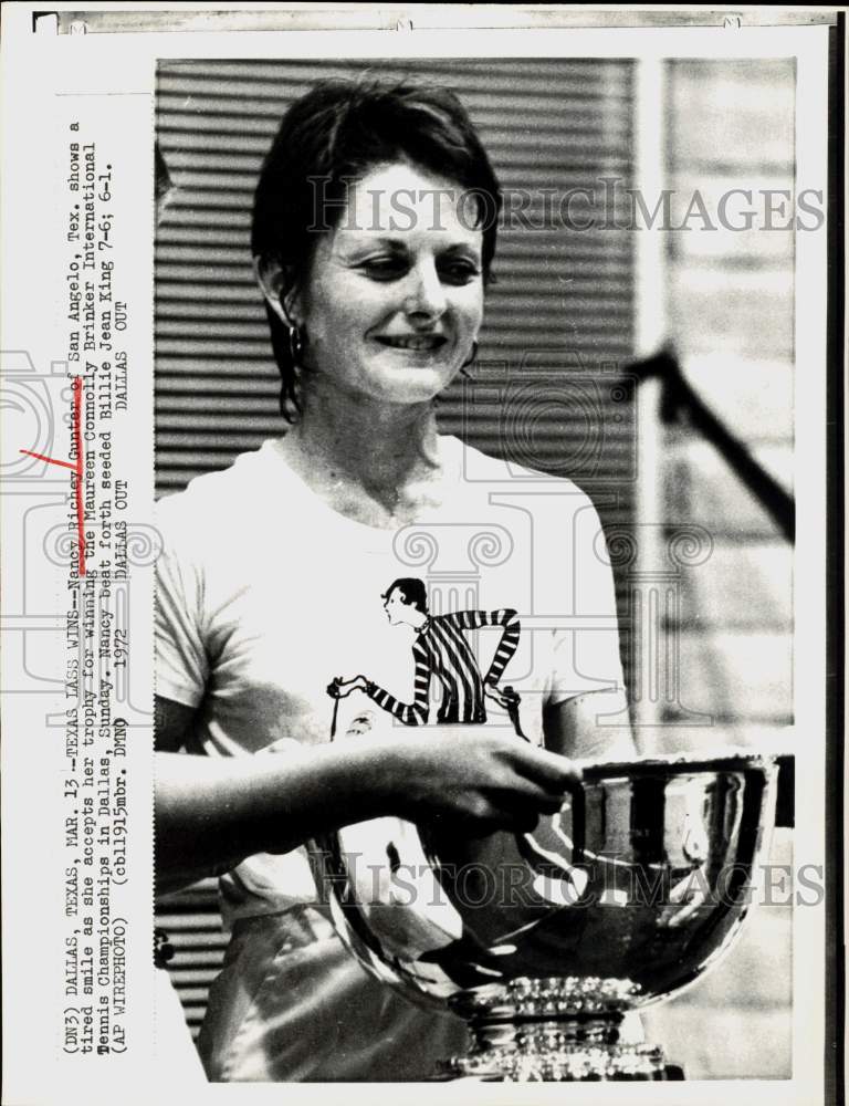 1972 Press Photo Tennis player Nancy Richey Gunter with Brinker trophy in Dallas- Historic Images