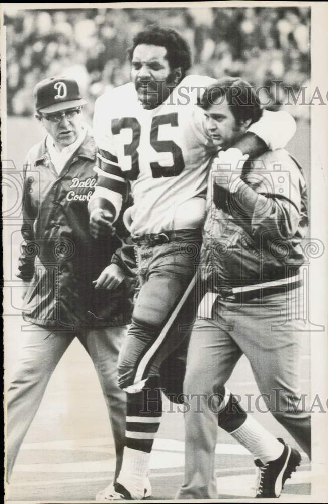 1972 Press Photo Trainers Help Injured Dallas Cowboy Football Player Calvin Hill- Historic Images