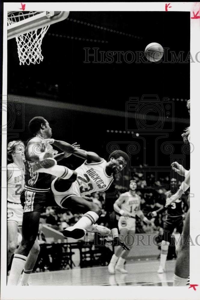 1975 Press Photo Houston Rockets and Philadelphia 76ers play NBA basketball - Historic Images