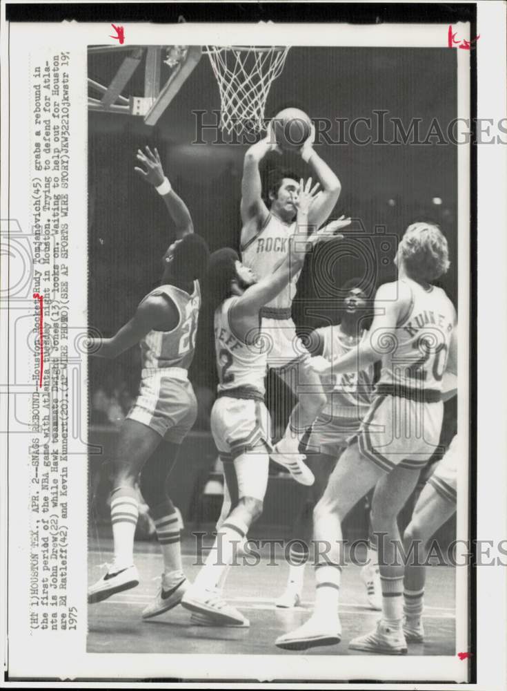 1975 Press Photo Houston Rockets and Atlanta Hawks play NBA basketball - Historic Images