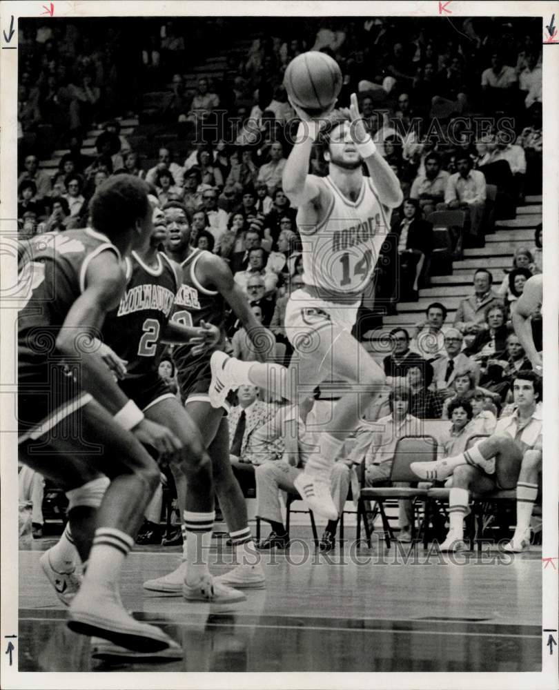 1975 Press Photo Houston Rockets and basketball player Mike Newlin vs ...