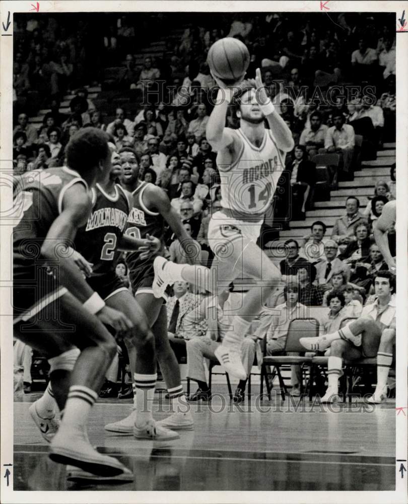 1975 Press Photo Houston Rockets and basketball player Mike Newlin vs. Bucks - Historic Images