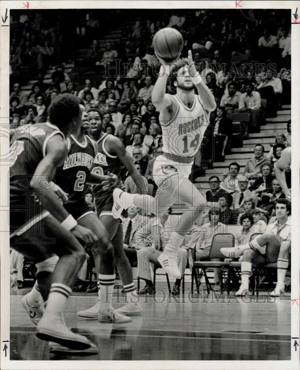 1975 Press Photo Houston Rockets and basketball player Mike Newlin vs ...