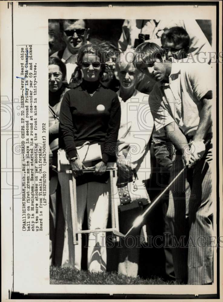 1972 Press Photo Spectators Watch Golfer Jerry Heard Take Chip Shot, Birmingham- Historic Images