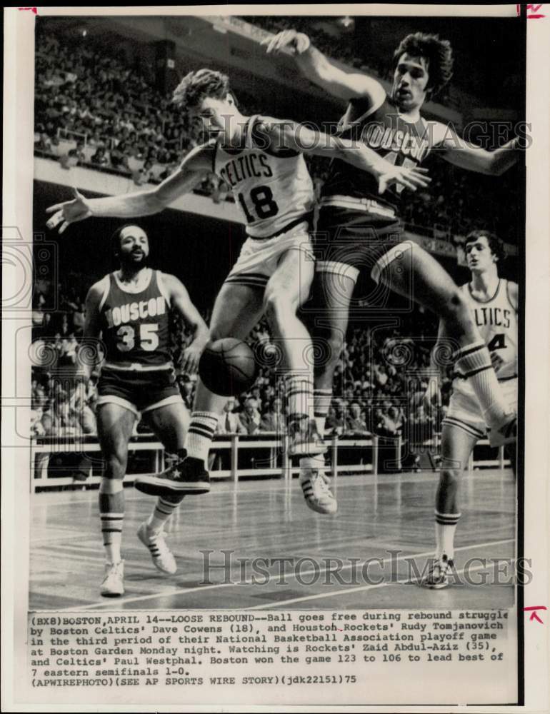1975 Press Photo Houston Rockets Battle the Celtics in Basketball Game at Boston- Historic Images