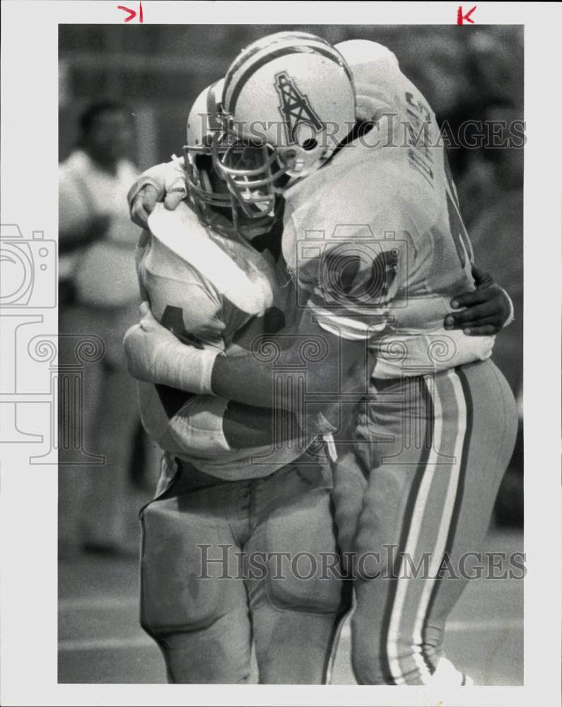 1982 Press Photo Houston Oilers football players Earl Campbell and Mo Towns hug - Historic Images