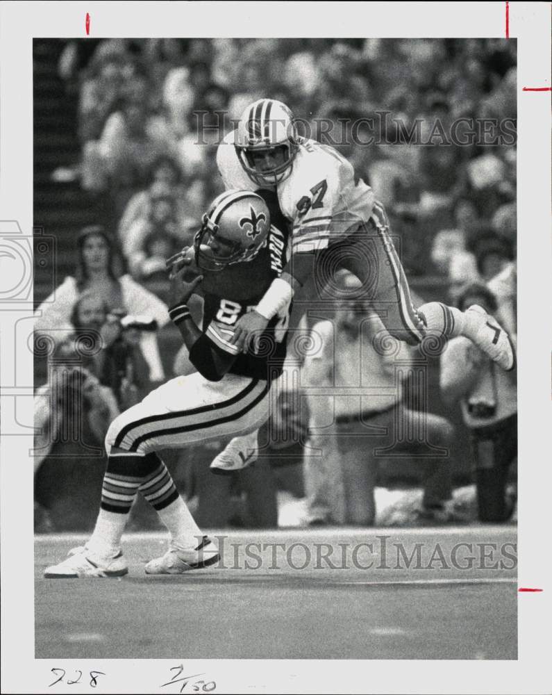 1981 Press Photo Houston Oiler Mike Reinfeldt &amp; New Orleans Saint Larry Hardy - Historic Images