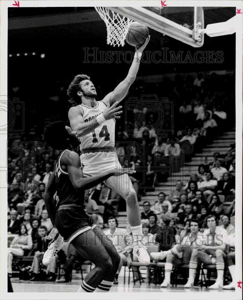 1975 Press Photo Houston Rockets Basketball Player Mike Newlin Scores in Game- Historic Images