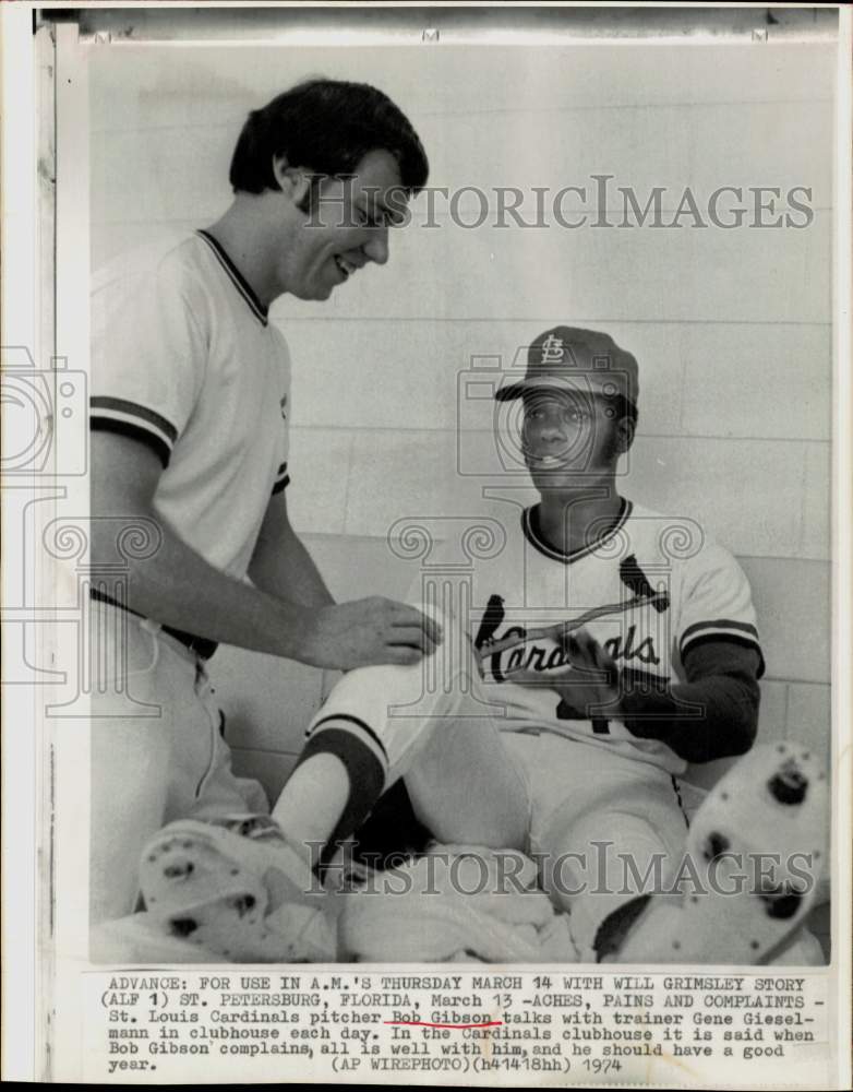 1974 Press Photo St. Louis Cardinal Bob Gibson &amp; Gene Gieselmann, St. Petersburg - Historic Images