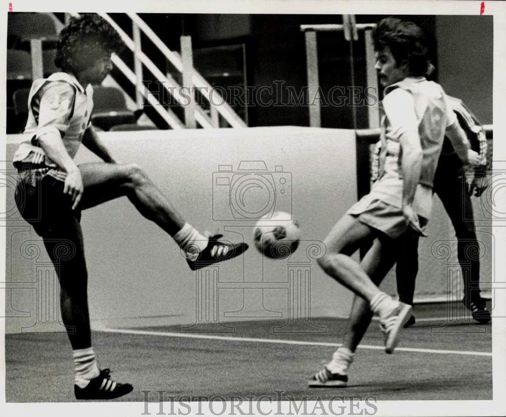 1978 Press Photo Houston Hurricane soccer players during practice at The Summit - Historic Images