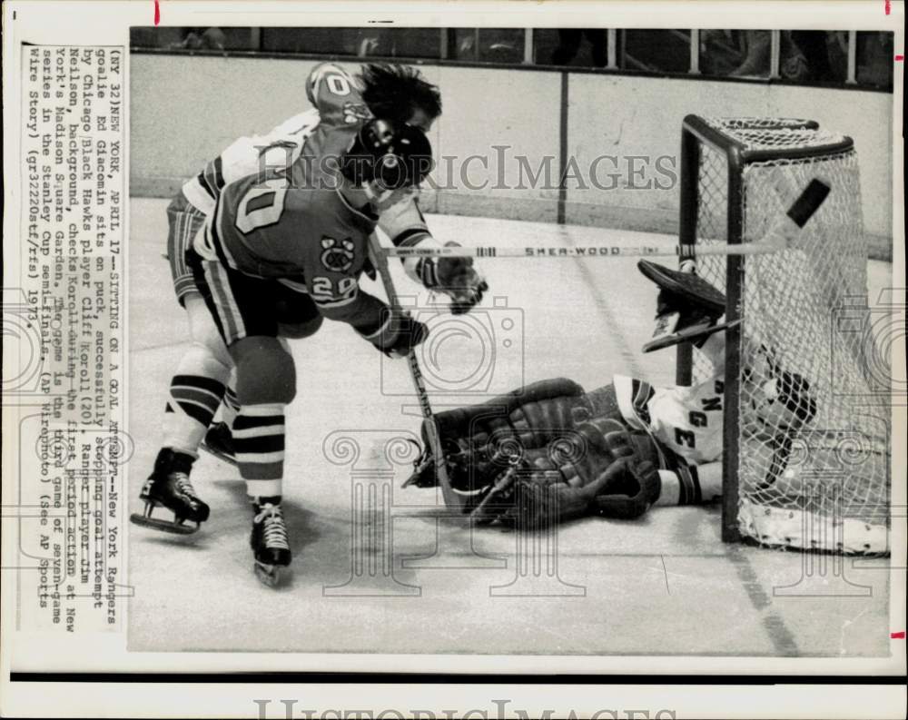 1973 Press Photo Ranger Blocks Shot by Chicago Blackhawk in Hockey Game at NY- Historic Images