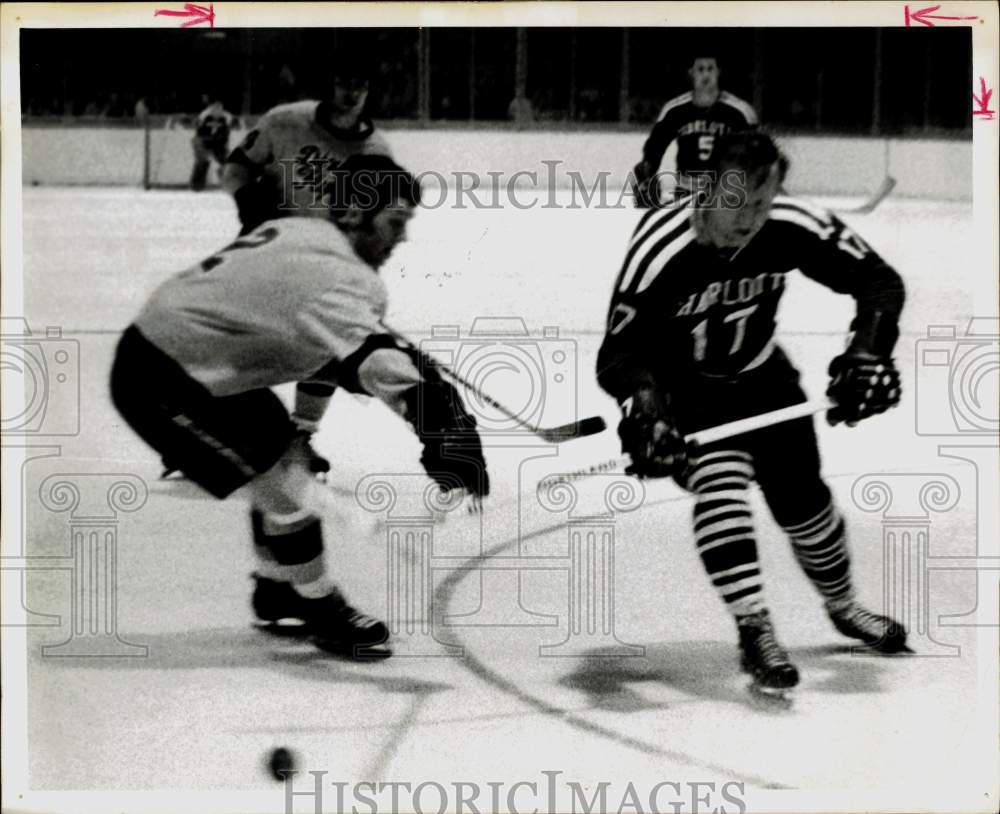 1971 Press Photo Charlotte hockey player Greg Pilling goes after loose puck- Historic Images