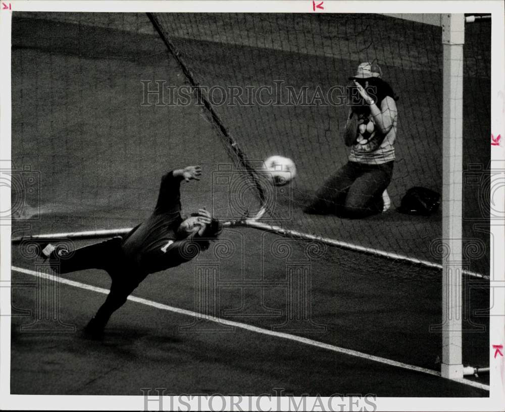 1978 Press Photo Sting Soccer Goalkeeper Misses Kick by Houston Hurricane- Historic Images