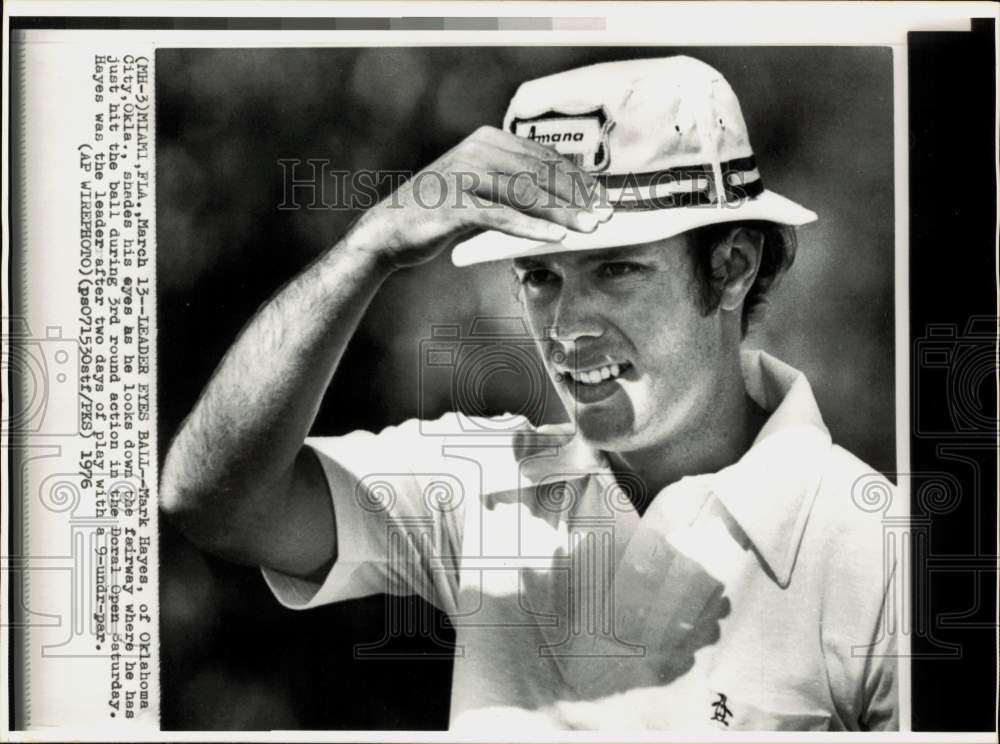 1976 Press Photo Golfer Mark Hayes Looks Down Fairway at Doral Open, Miami- Historic Images