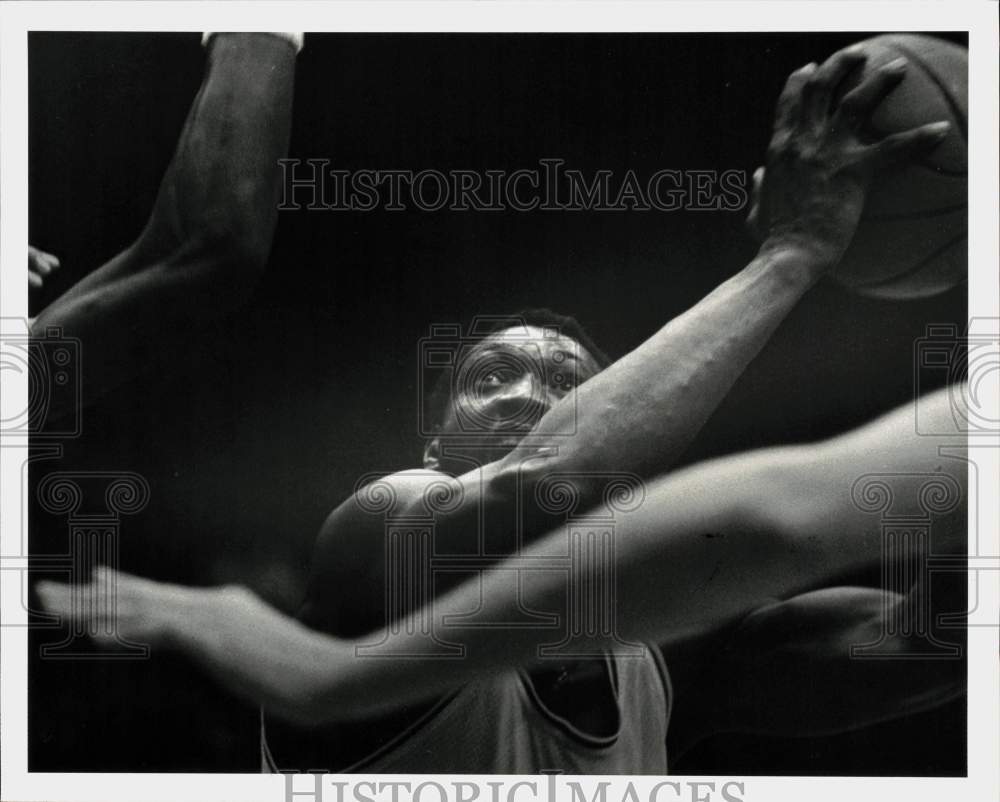 1982 Press Photo Houston Rockets Basketball Player Elvin Hayes Looks for Opening- Historic Images