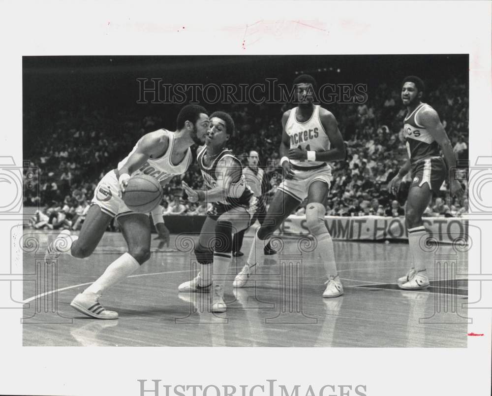 1980 Press Photo Houston Rockets & Seattle SuperSonics Play in Basketball Game- Historic Images