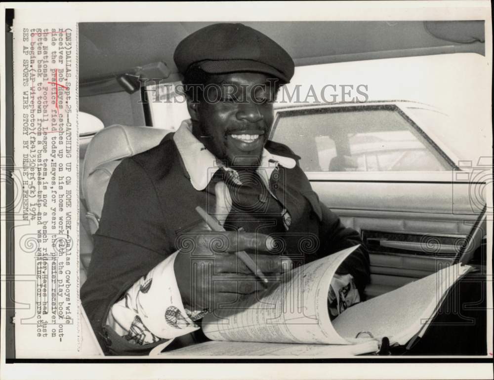 1974 Press Photo Dallas Cowboys football player Bob Hayes works with playbook - Historic Images