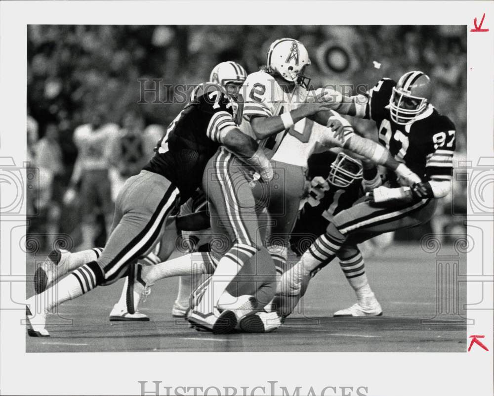 1981 Press Photo Cleveland Browns Sack Houston Oiler Football Player Ken Stabler - Historic Images