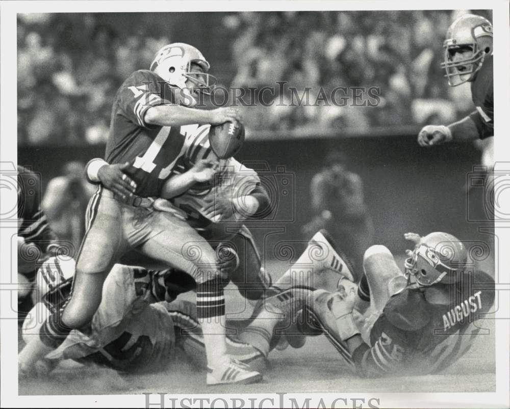 1982 Press Photo Houston Oilers Sack Seattle Seahawks Football Player Dave Krieg- Historic Images