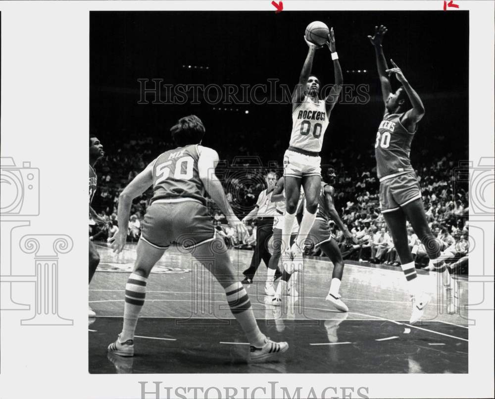 1981 Press Photo Houston Rocket Calvin Garrett Shoots Past Philadelphia 76ers- Historic Images