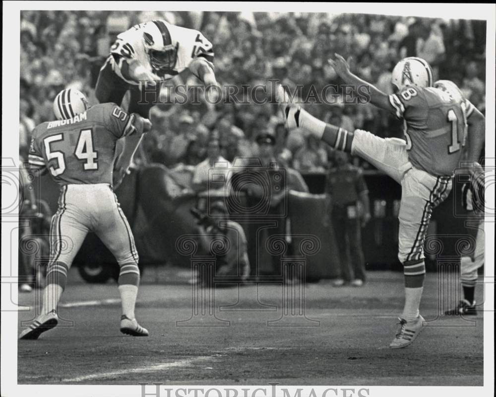 1980 Press Photo Houston Oiler Cliff Parsley punts past Bills, NFL football game - Historic Images