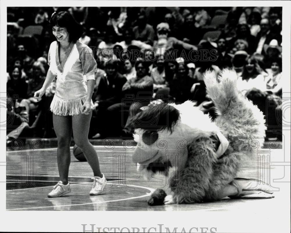 1980 Press Photo San Diego Chicken performs at basketball game - hps20022 - Historic Images