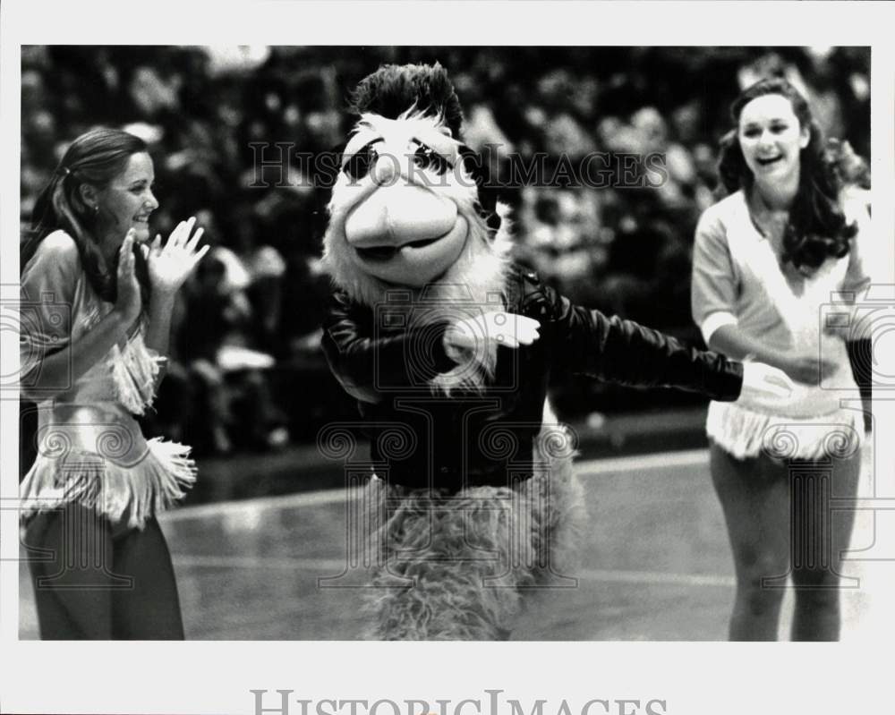 1980 Press Photo The San Diego Chicken performs with University of Texas dancers - Historic Images