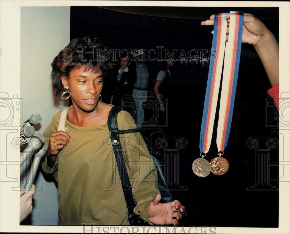 1988 Press Photo Houston Tennis Player Zina Garrison at Airport after Olympics- Historic Images