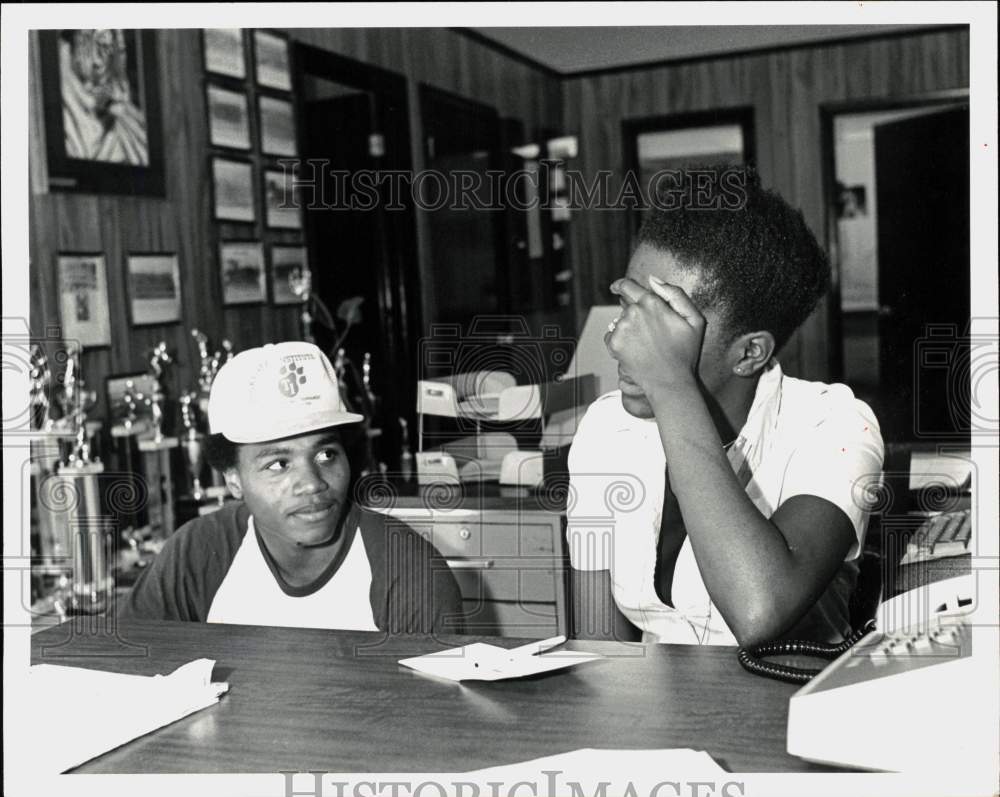 1980 Press Photo Texas Southern Baseball Players Tim Burns &amp; Karlene Glosson - Historic Images