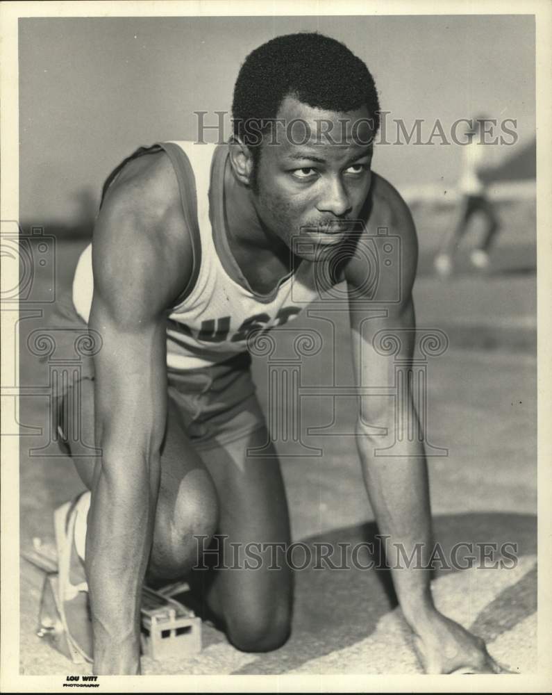 1977 Press Photo Runner Greg Edmond Crouches in Racing Blocks on Track - Historic Images