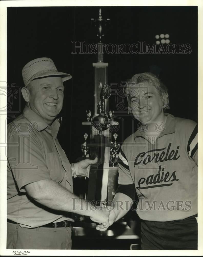 1971 Press Photo Lorelei Ladies pitcher Dot Elliott and Clyde Pearce with trophy- Historic Images