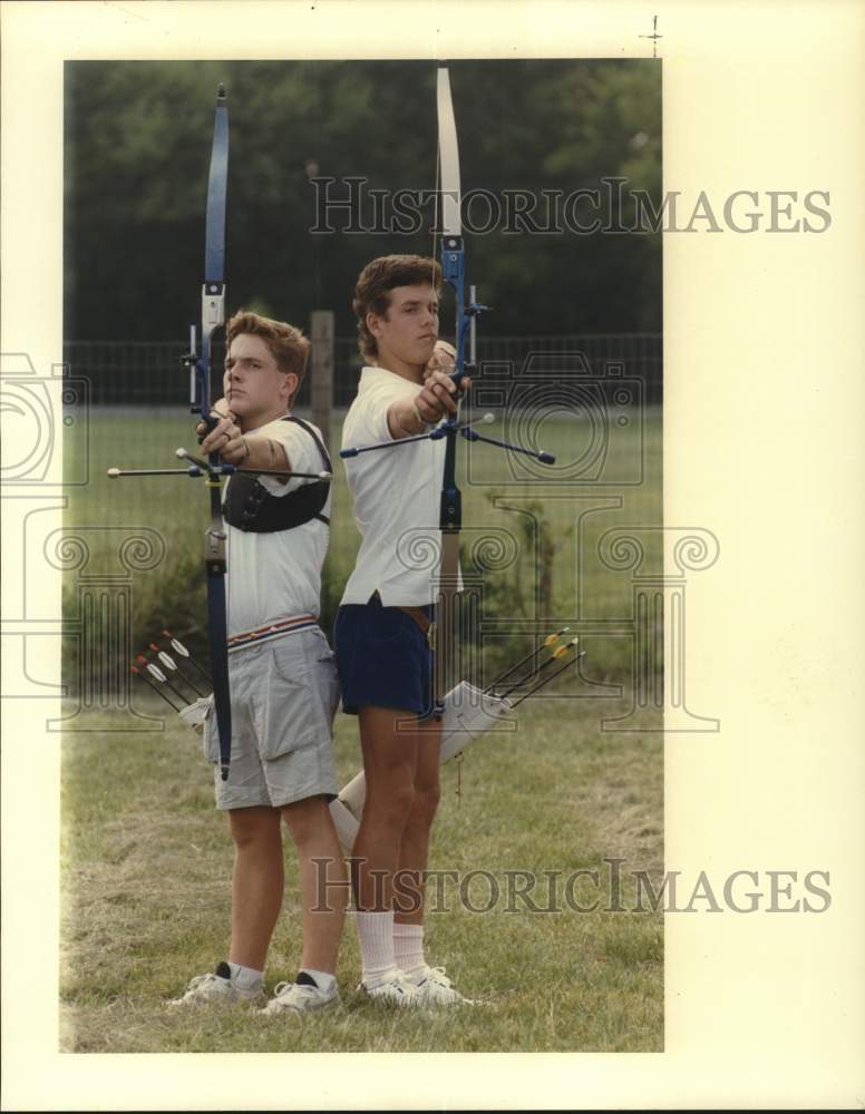 1990 Press Photo Archers Staten Holmes and Jamie Loesch with bows and arrows - Historic Images