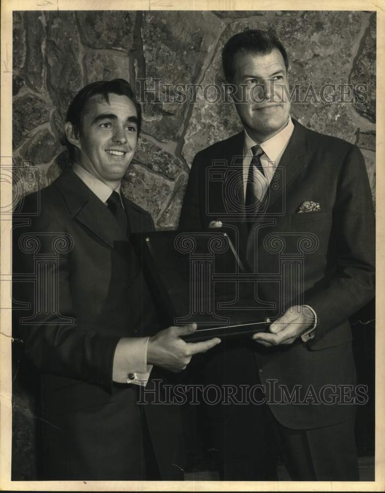 1971 Press Photo Man Presents Plaque to Golfer Dave Hill - hps20320- Historic Images