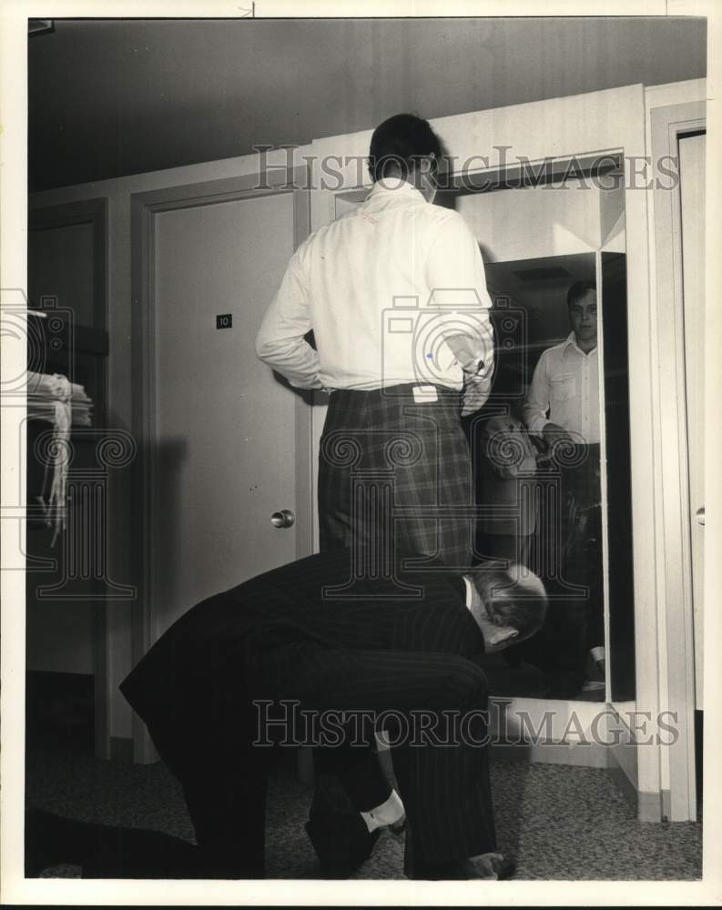 1972 Press Photo Houston Astros baseball player John Edwards with his tailor - Historic Images