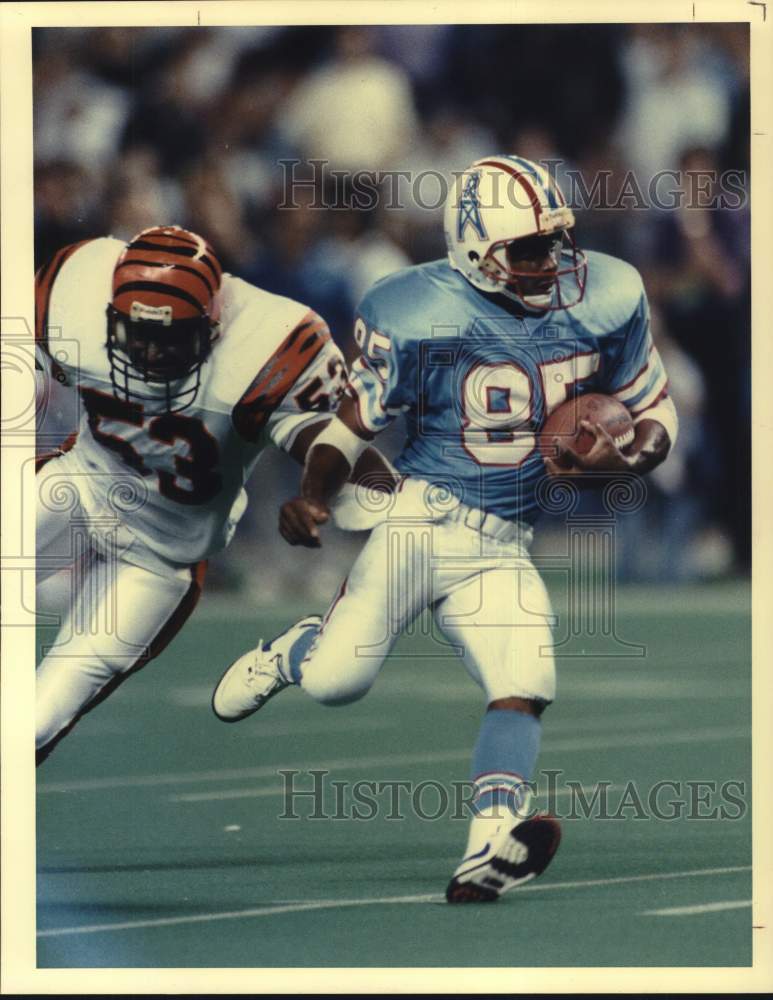 1989 Press Photo Houston Oiler Drew Hill Outruns Cincinnati Bengal Leo Barker- Historic Images