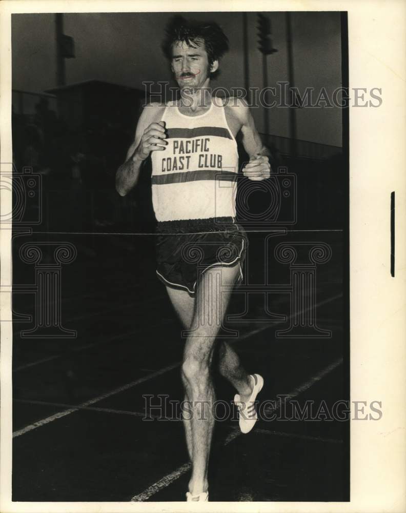 1973 Press Photo Texas Christian University Runner Leonard Hilton Finishes Race- Historic Images