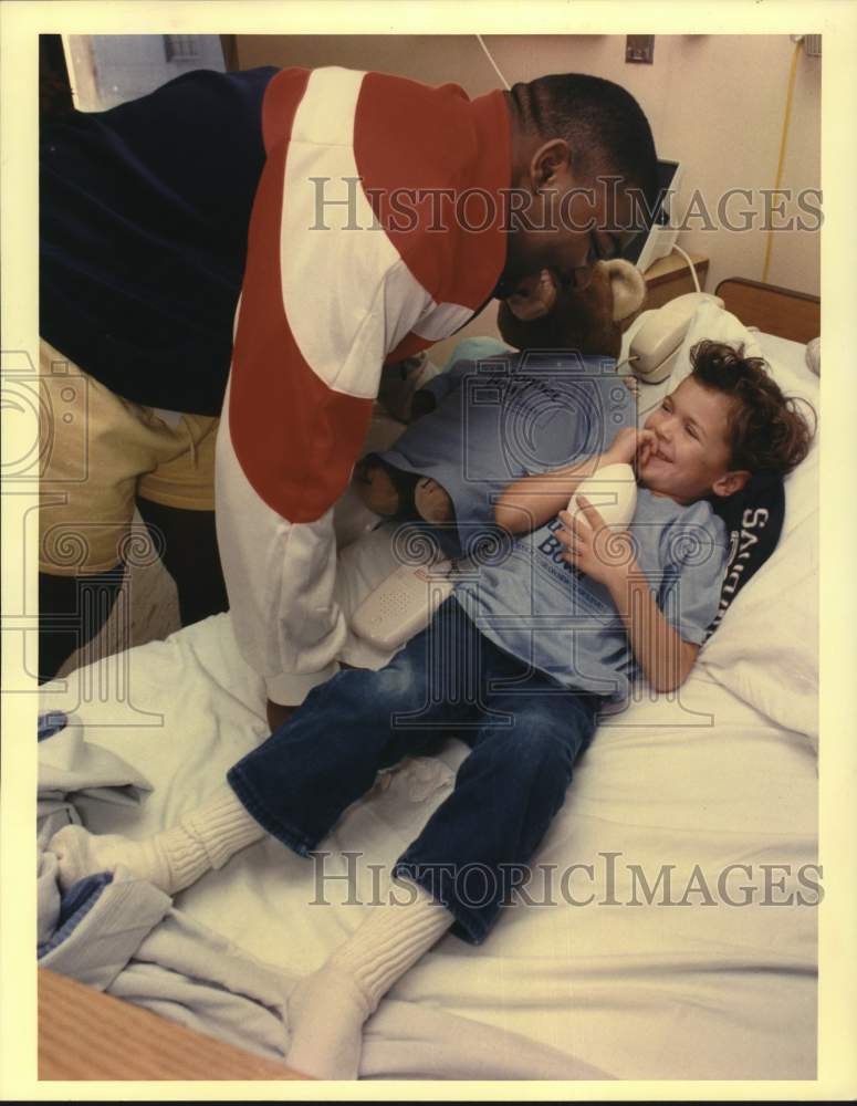 1987 Press Photo University of Pittsburgh Football Player Visits Young Patient- Historic Images