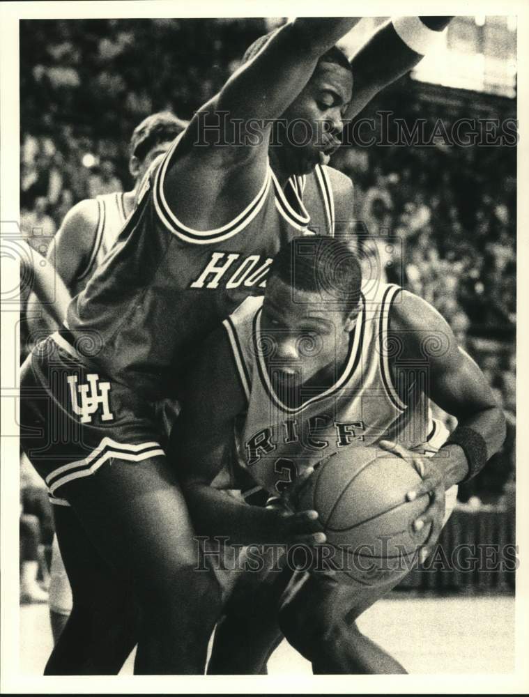 1987 Press Photo Greg Hines (Rice) and Ricky Jackson (Houston) play basketball - Historic Images