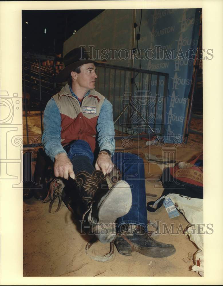 1990 Press Photo World saddle bronc rodeo champion Clint Johnson at Astrodome- Historic Images