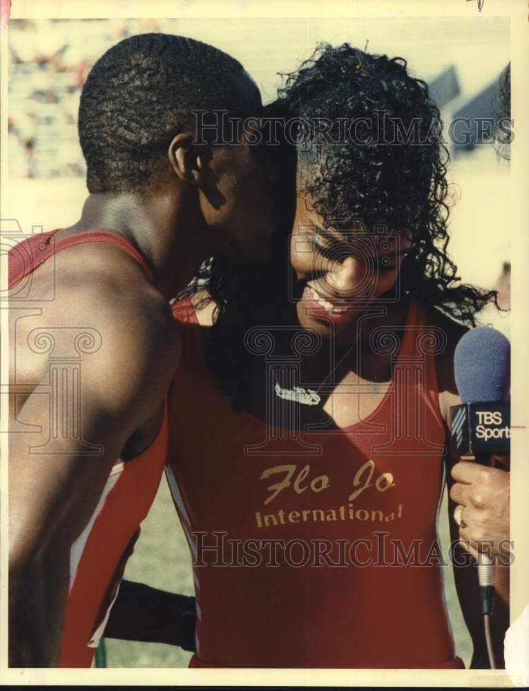 1989 Press Photo Hurdler Sandra Farmer-Patrick congratulated by husband David - Historic Images