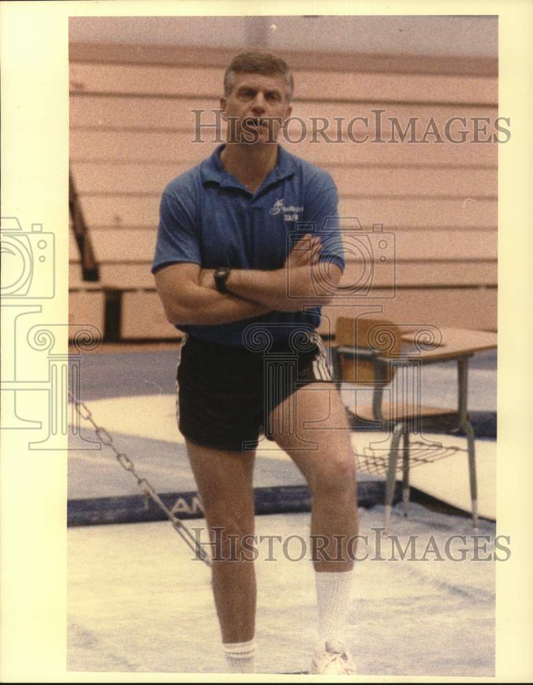 1989 Press Photo Houston Baptist University Gymnastics Coach Hutch Dvorak - Historic Images