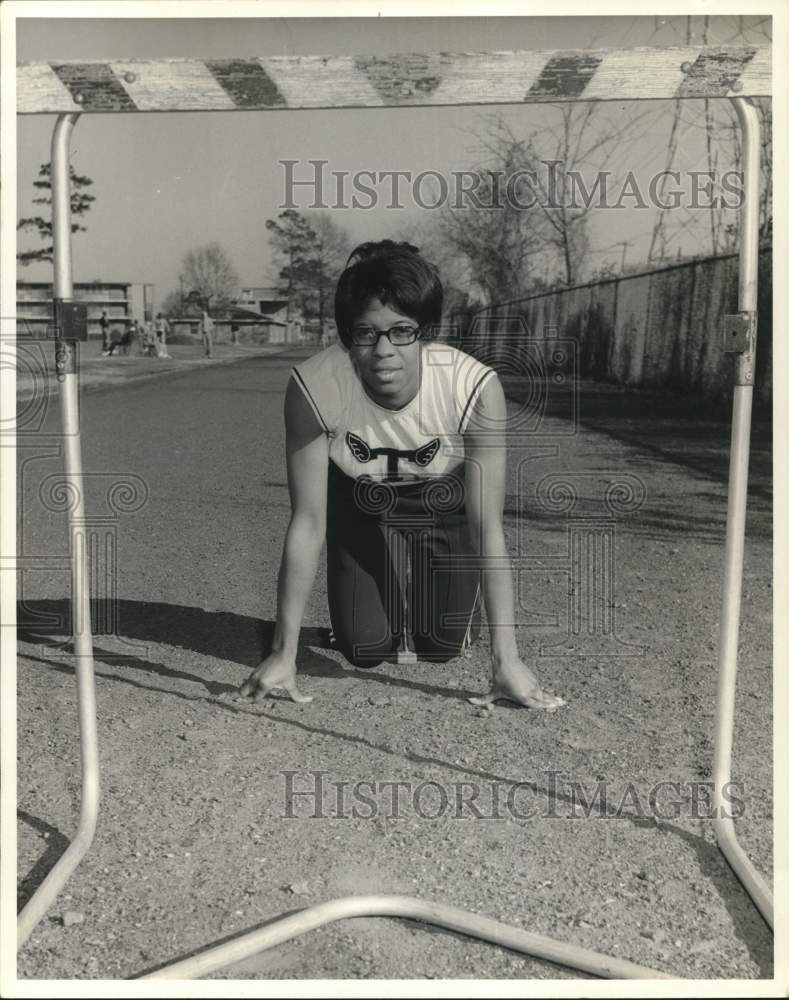1971 Press Photo Texas Southern University Runner Judy Dyer Poses with Hurdle - Historic Images