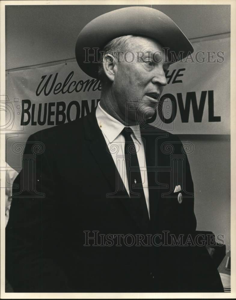 1964 Press Photo Football Coach Glenn Dobbs at Bluebonnet Bowl in Cowboy Hat- Historic Images