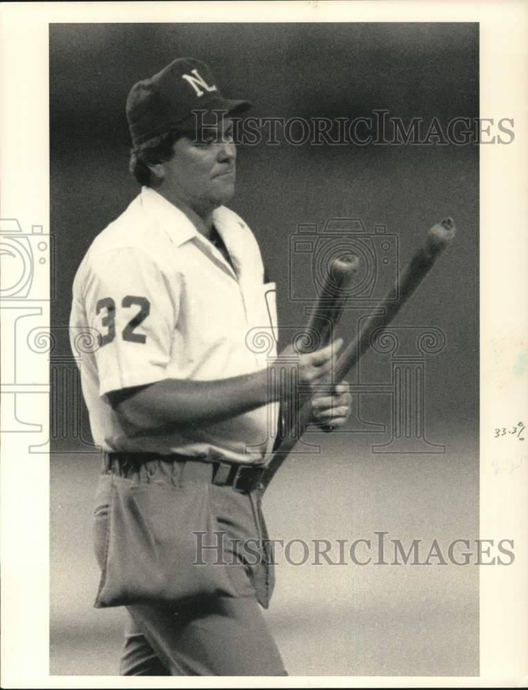 1987 Press Photo Umpire examines broken bat of Houston Astros&#39; Billy Hatcher - Historic Images